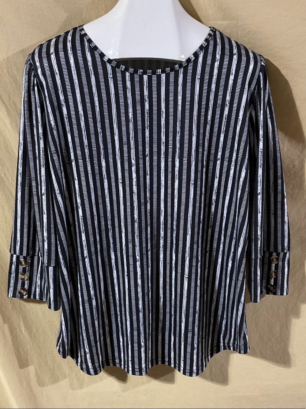 Ofeefan Size XXL Black and White Striped Tunic